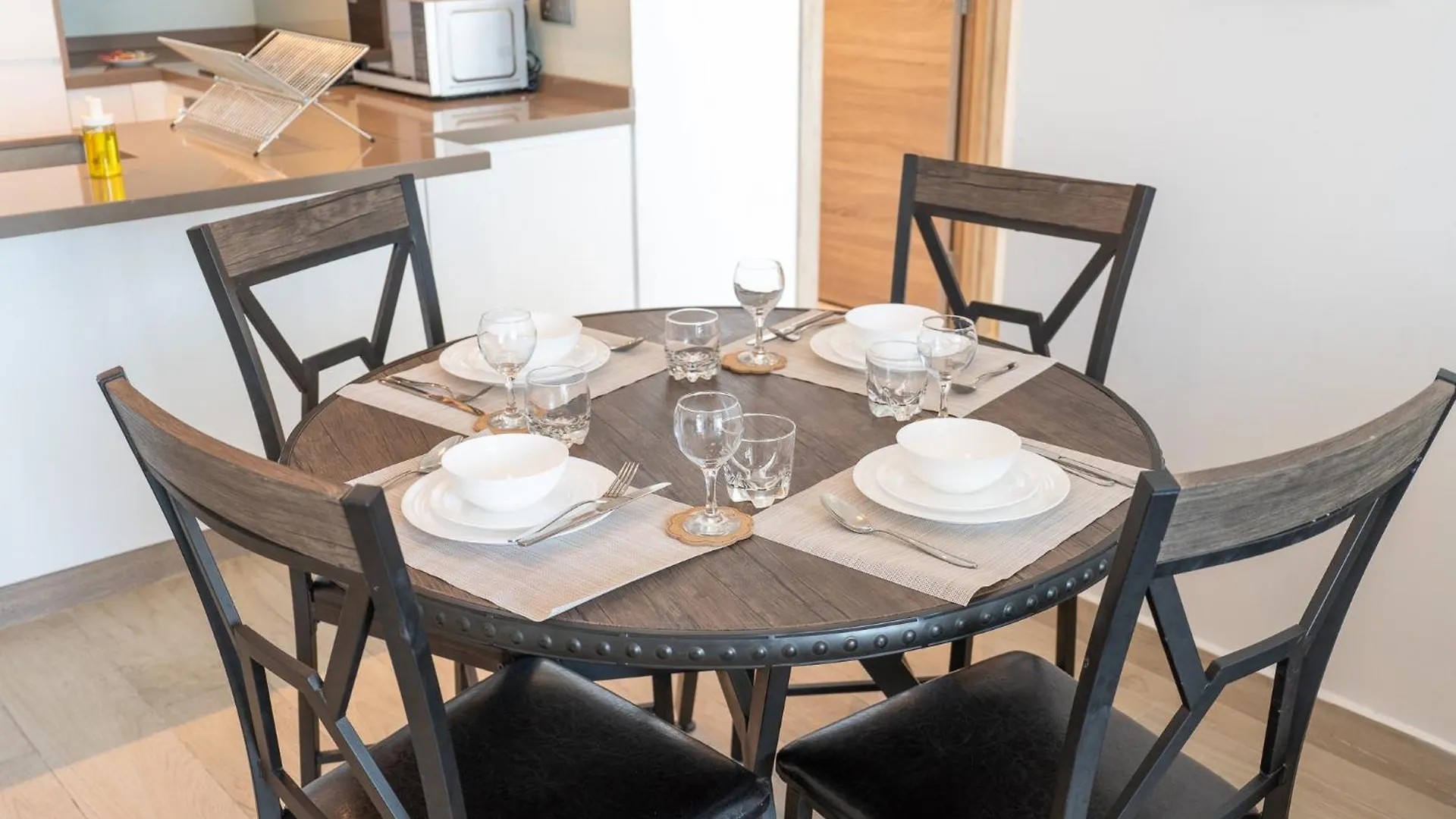 Apartment Luxury 1-Bedroom In Dubai Marina That Sleeps 2